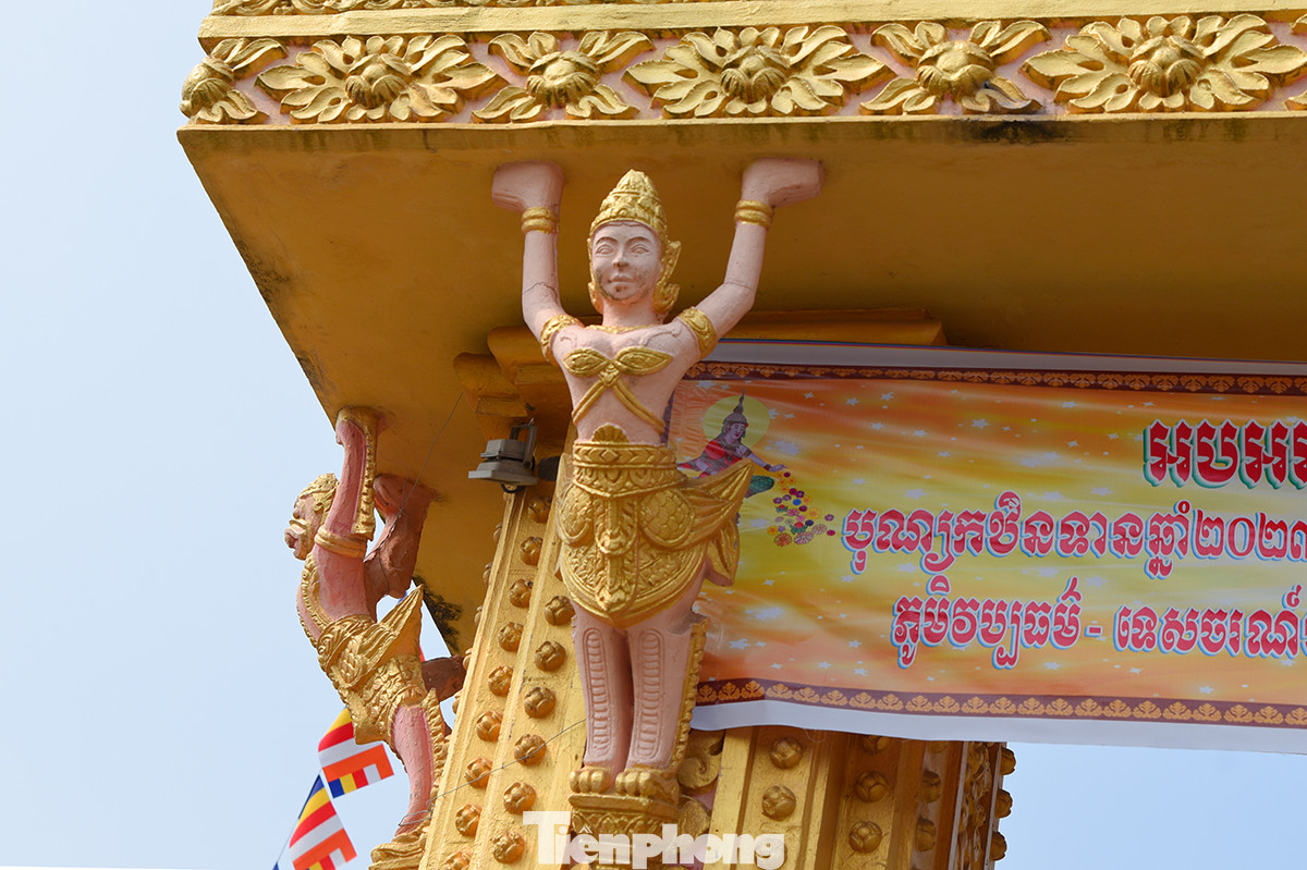 Các biểu tượng quen thuộc trong văn hóa tín ngưỡng dân gian của người Khmer như hình tượng tiên nữ, chim thần Krud nâng đỡ mái chùa, chằn Yeak hung dữ... đều được sử dụng trong công trình kiến trúc đặc sắc này.