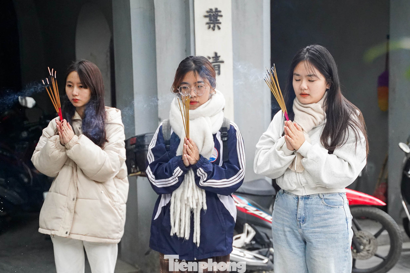 Từ lâu nay, chùa Hà vốn được biết đến là ngôi chùa thiêng. Không riêng Thất tịch, vào dịp rằm hay mồng 1 đầu tháng, nhiều người dân Hà Nội đều có thói quen tới chùa Hà cầu bình an.