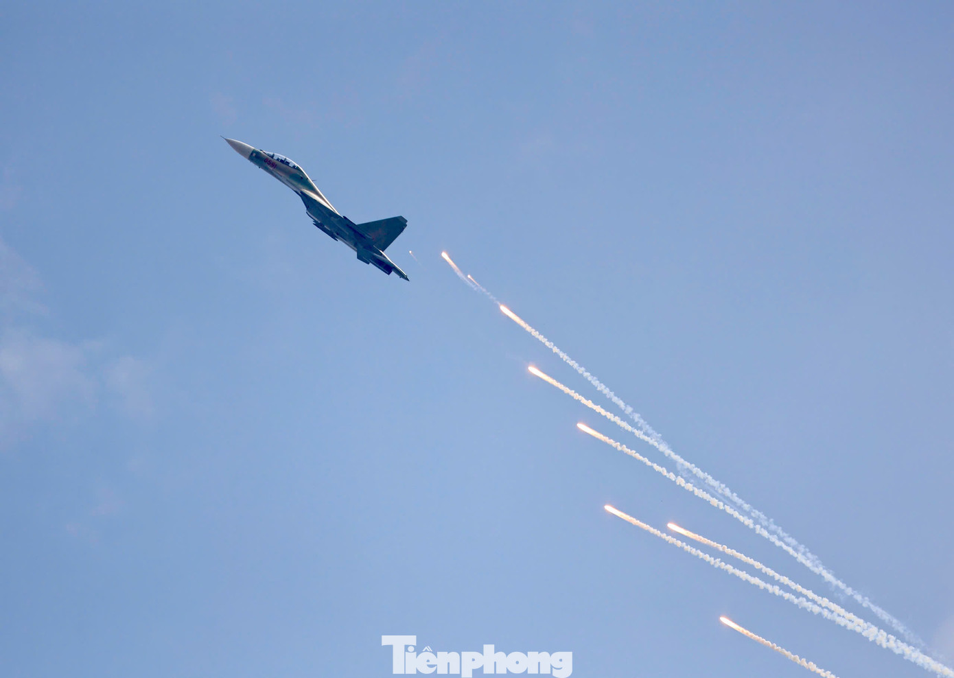 SU-30MK2 trình diễn màn xoay vòng thả bẫy mồi đẳng cấp với độ khó rất cao.