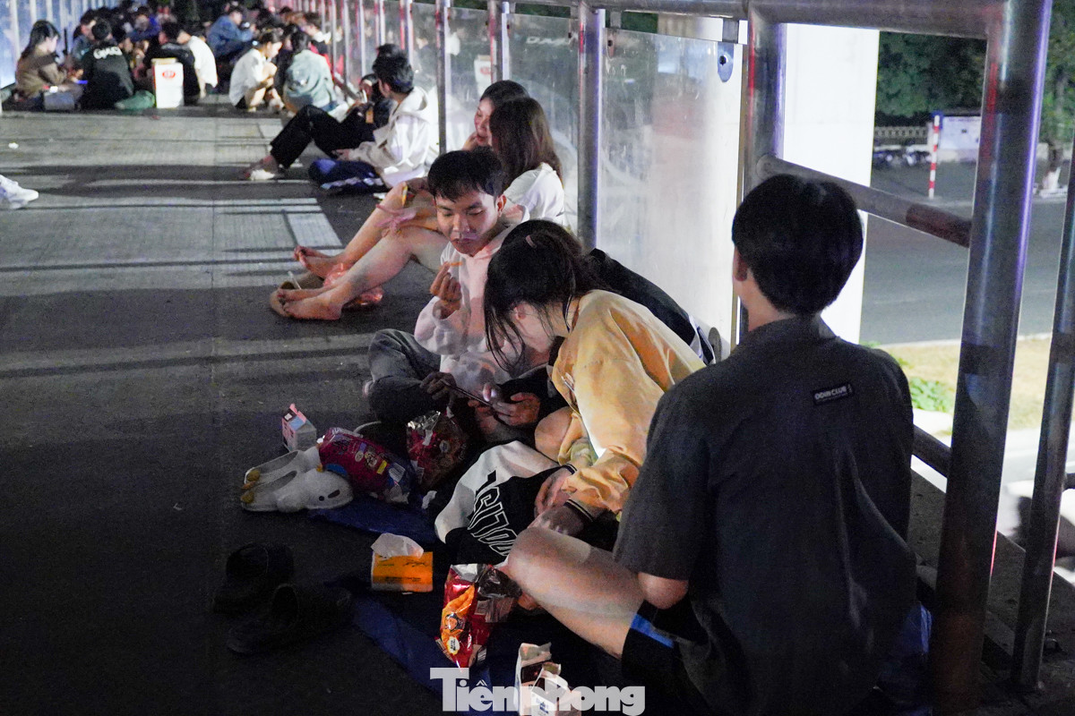 Càng về đêm, lượng người lên cầu vượt tụ tập càng đông.