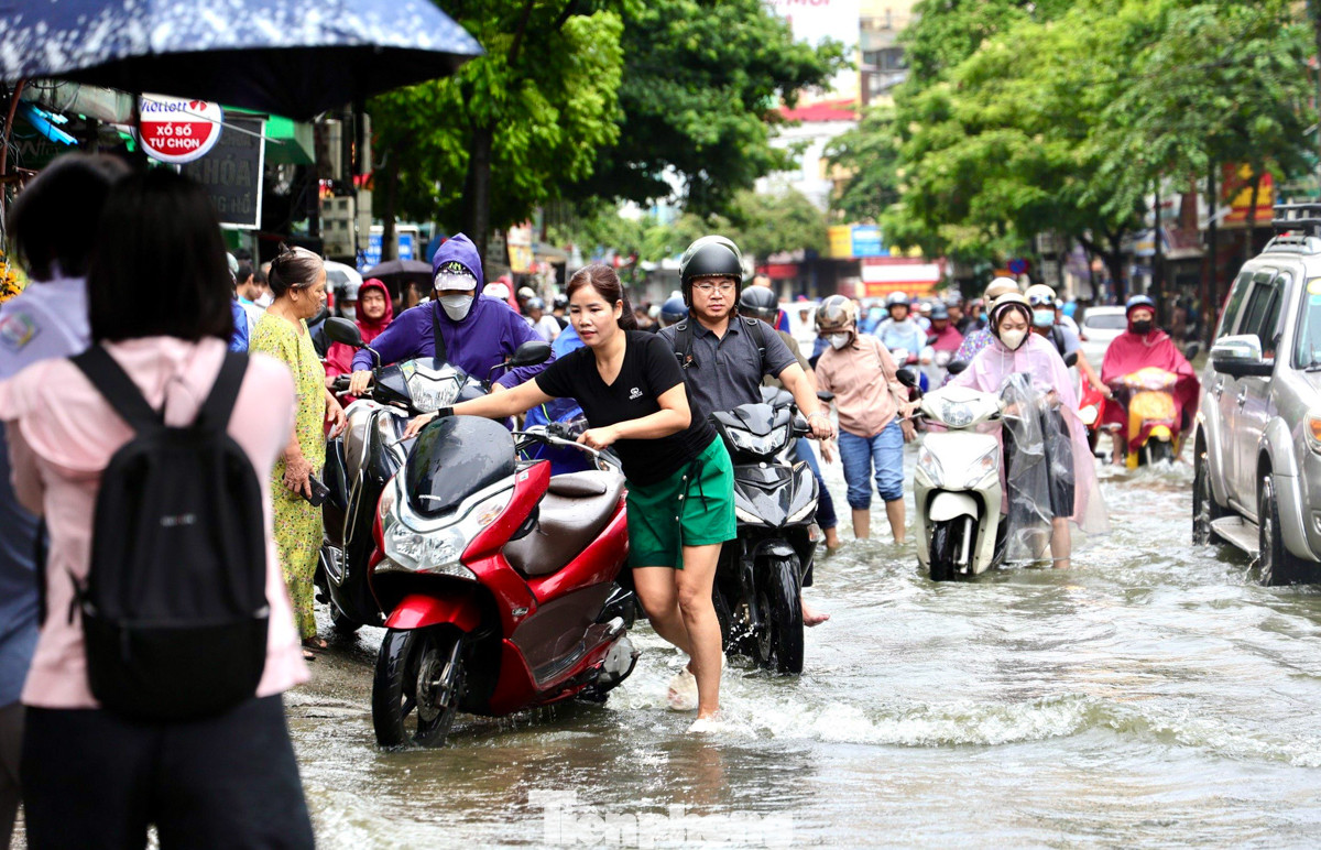 Hàng loạt phương tiện chết máy tại phố Triều Khúc. "Sáng nay tôi phải nghỉ làm vì đường ngập, xe thì chết máy. Từ chiều qua đi về tôi tắc cứng ở Nguyễn Trãi hơn 1 tiếng vì tắc đường", chị Lê Minh Hà chia sẻ. Hàng loạt phương tiện chết máy tại phố Triều Khúc. "Sáng nay tôi phải nghỉ làm vì đường ngập, xe thì chết máy. Từ chiều qua đi về tôi tắc cứng ở Nguyễn Trãi hơn 1 tiếng vì tắc đường", chị Lê Minh Hà chia sẻ.