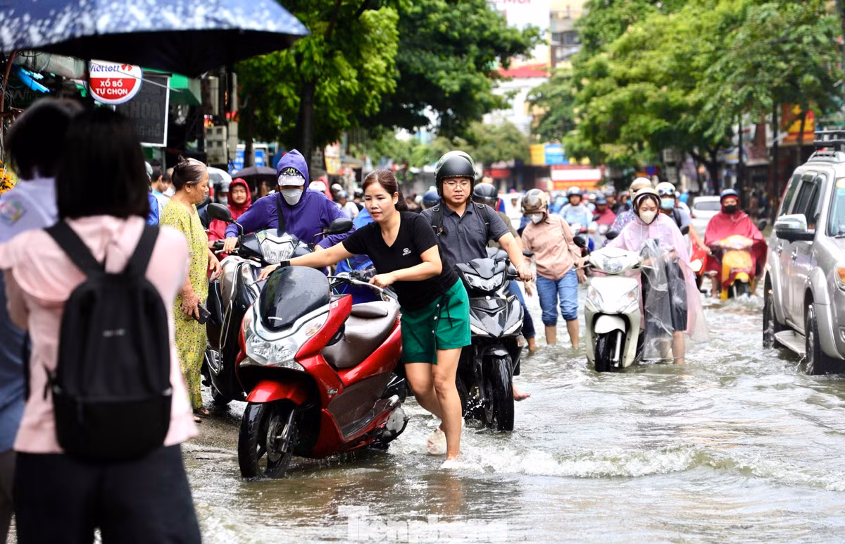 Hàng loạt phương tiện chết máy tại phố Triều Khúc. "Sáng nay tôi phải nghỉ làm vì đường ngập, xe thì chết máy. Từ chiều qua đi về tôi tắc cứng ở Nguyễn Trãi hơn 1 tiếng vì tắc đường", chị Lê Minh Hà chia sẻ.