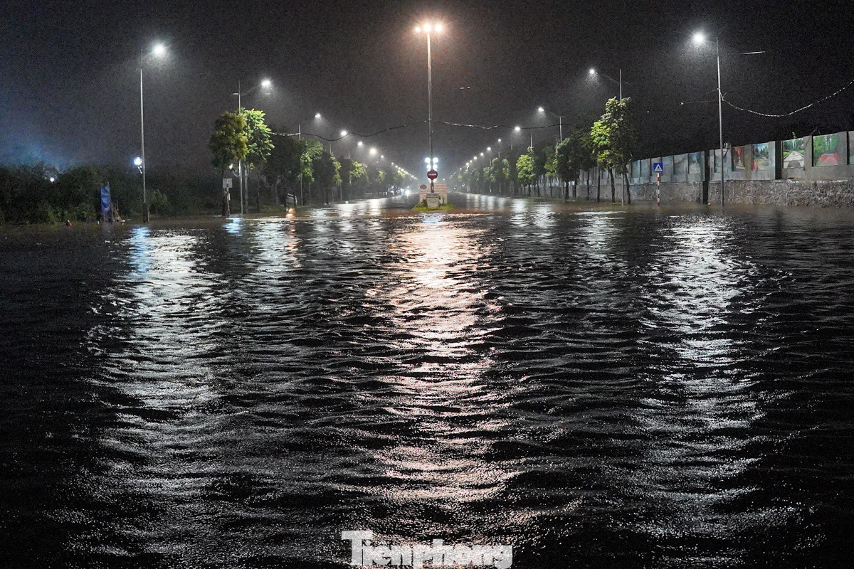 Tới 1 giờ ngày 24/7, cả tuyến đường vẫn chìm trong nước. Tới 1 giờ ngày 24/7, cả tuyến đường vẫn chìm trong nước.