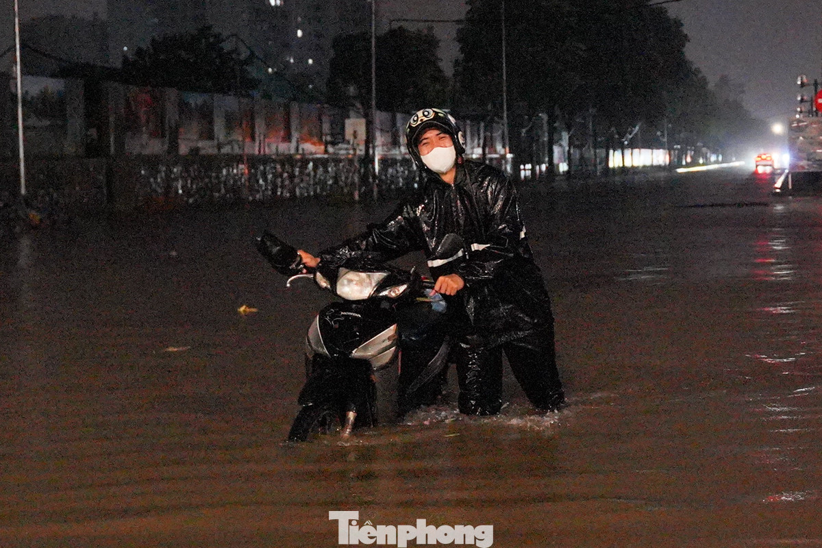 "Nước cao quá, phải hơn 50 cm. Mình nhìn cứ tưởng nước nông nên đi vào không ngờ lại sâu như vậy", anh Lê Khải Minh chia sẻ. "Nước cao quá, phải hơn 50 cm. Mình nhìn cứ tưởng nước nông nên đi vào không ngờ lại sâu như vậy", anh Lê Khải Minh chia sẻ.