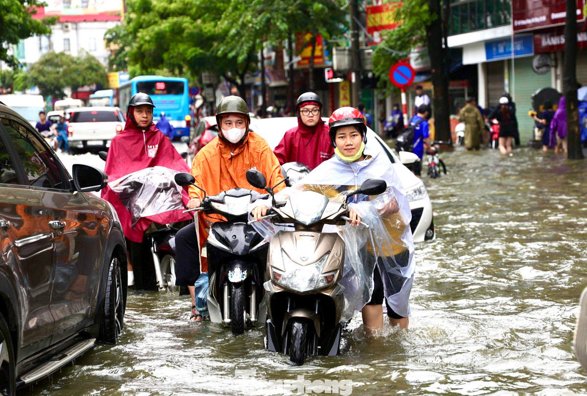 Tại Phố Triều Khúc (quận Thanh Xuân) lúc 8h sáng nay, mưa lớn trong suốt ngày 23/7 khiến khu vực này chưa thể thoát được nước, gây khó khăn cho việc đi lại của người dân Tại Phố Triều Khúc (quận Thanh Xuân) lúc 8h sáng nay, mưa lớn trong suốt ngày 23/7 khiến khu vực này chưa thể thoát được nước, gây khó khăn cho việc đi lại của người dân