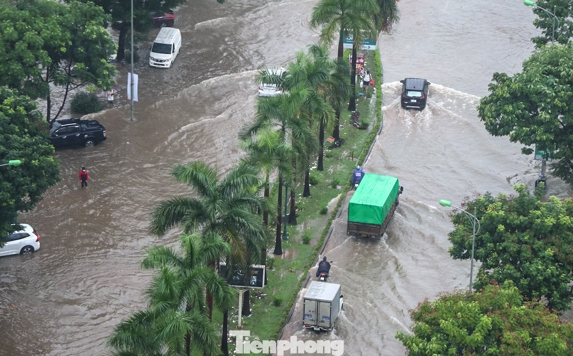 Sau cơn mưa lớn kéo dài vào ngày 23/7, nhiều khu đô thị cao cấp ở gần nút giao Thiên Đường Bảo Sơn - Lê Trọng Tấn với Đại lộ Thăng Long, như KĐT Geleximco, KĐT Nam An Khánh, đã bị ngập sâu trong biển nước, xe chết máy la liệt. Sau cơn mưa lớn kéo dài vào ngày 23/7, nhiều khu đô thị cao cấp ở gần nút giao Thiên Đường Bảo Sơn - Lê Trọng Tấn với Đại lộ Thăng Long, như KĐT Geleximco, KĐT Nam An Khánh, đã bị ngập sâu trong biển nước, xe chết máy la liệt.