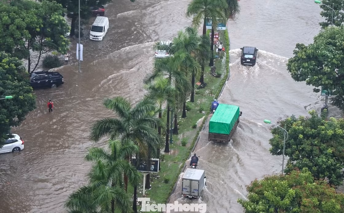 Sau cơn mưa lớn kéo dài vào ngày 23/7, nhiều khu đô thị cao cấp ở gần nút giao Thiên Đường Bảo Sơn - Lê Trọng Tấn với Đại lộ Thăng Long, như KĐT Geleximco, KĐT Nam An Khánh, đã bị ngập sâu trong biển nước, xe chết máy la liệt.