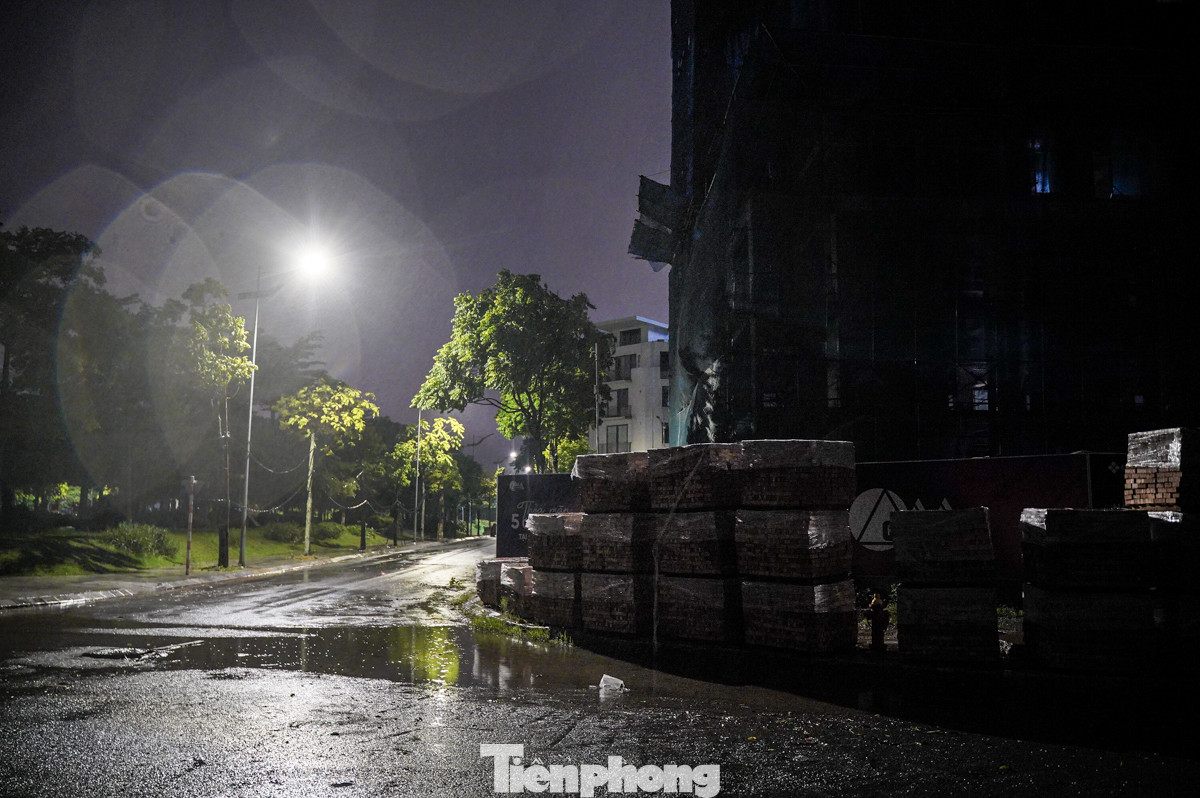 Thời điểm cả tuyến đường và khu đô thị đang thi công, vật liệu xây dựng ngổn ngang, nhiều khối bê tông xếp ở trước dải phân cách, tiềm ẩn nguy cơ tai nạn với người dân mỗi khi lưu thông qua đây. Thời điểm cả tuyến đường và khu đô thị đang thi công, vật liệu xây dựng ngổn ngang, nhiều khối bê tông xếp ở trước dải phân cách, tiềm ẩn nguy cơ tai nạn với người dân mỗi khi lưu thông qua đây.