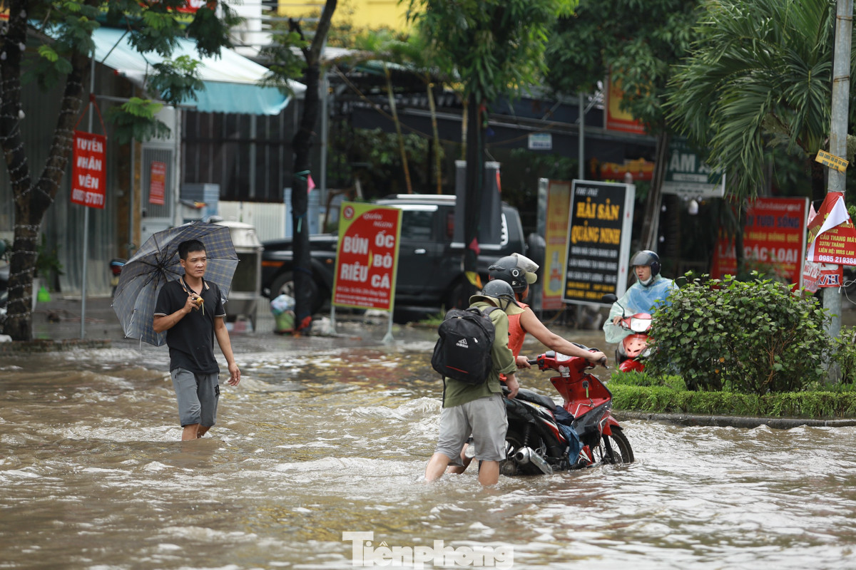 Cảnh tương tự cũng xảy ra tại đường Vân Canh (huyện Hoài Đức). Cảnh tương tự cũng xảy ra tại đường Vân Canh (huyện Hoài Đức).