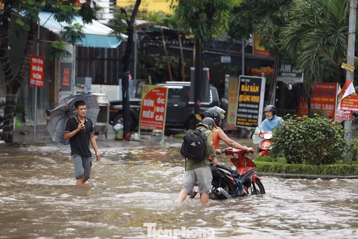 Cảnh tương tự cũng xảy ra tại đường Vân Canh (huyện Hoài Đức).