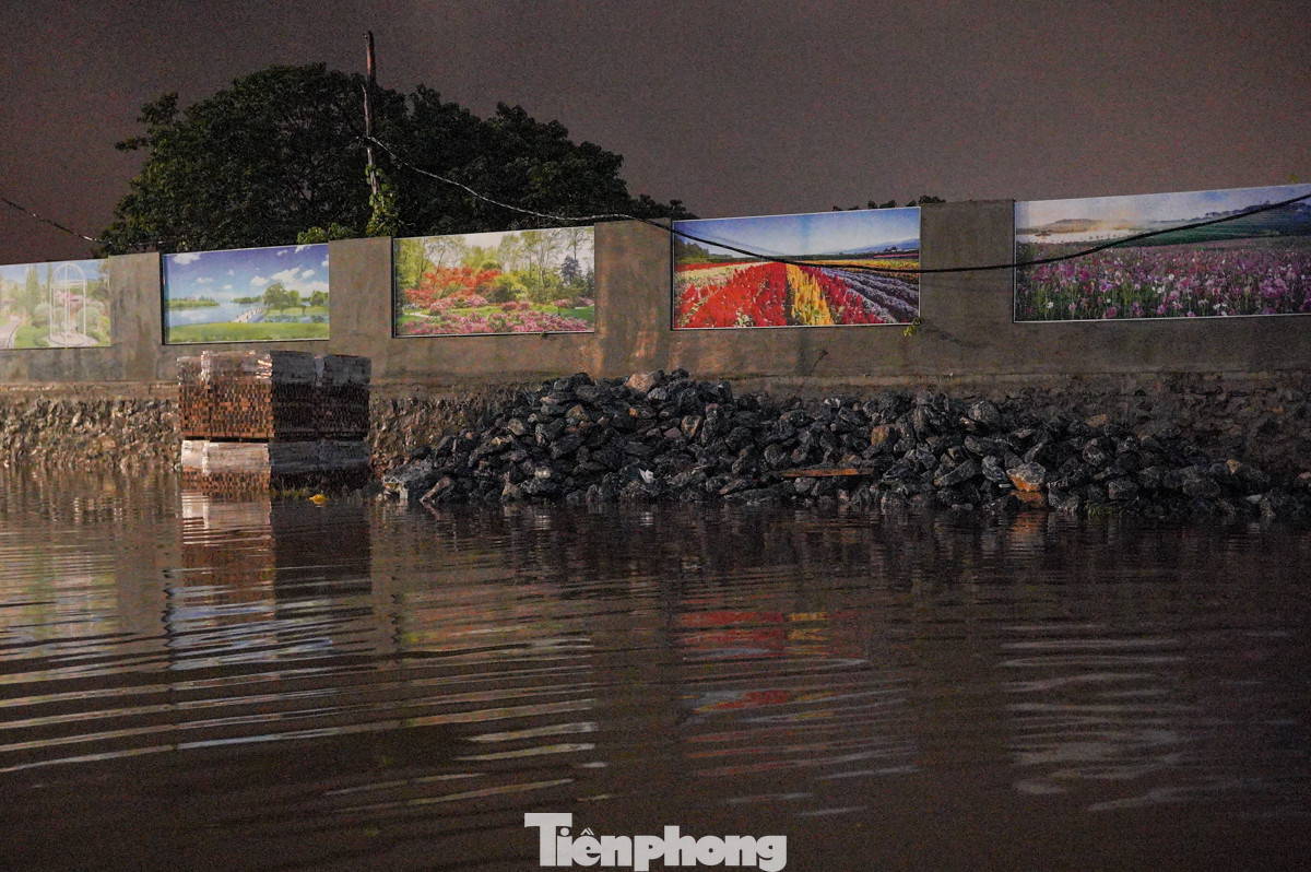 Thời điểm cả tuyến đường và khu đô thị đang thi công, vật liệu xây dựng ngổn ngang, nhiều khối bê tông xếp ở trước dải phân cách, tiềm ẩn nguy cơ tai nạn với người dân mỗi khi lưu thông qua đây. Thời điểm cả tuyến đường và khu đô thị đang thi công, vật liệu xây dựng ngổn ngang, nhiều khối bê tông xếp ở trước dải phân cách, tiềm ẩn nguy cơ tai nạn với người dân mỗi khi lưu thông qua đây.