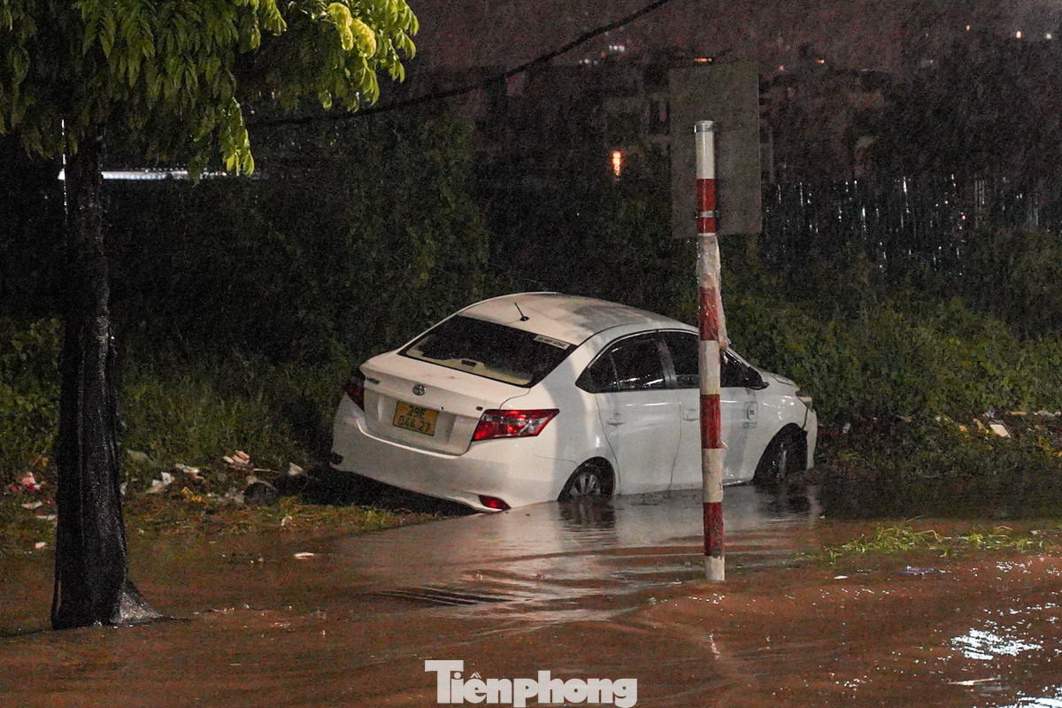 Vì không gọi được xe cứu hộ, tài xế phải để xe lại bên đường Khai Sơn. Vì không gọi được xe cứu hộ, tài xế phải để xe lại bên đường Khai Sơn.