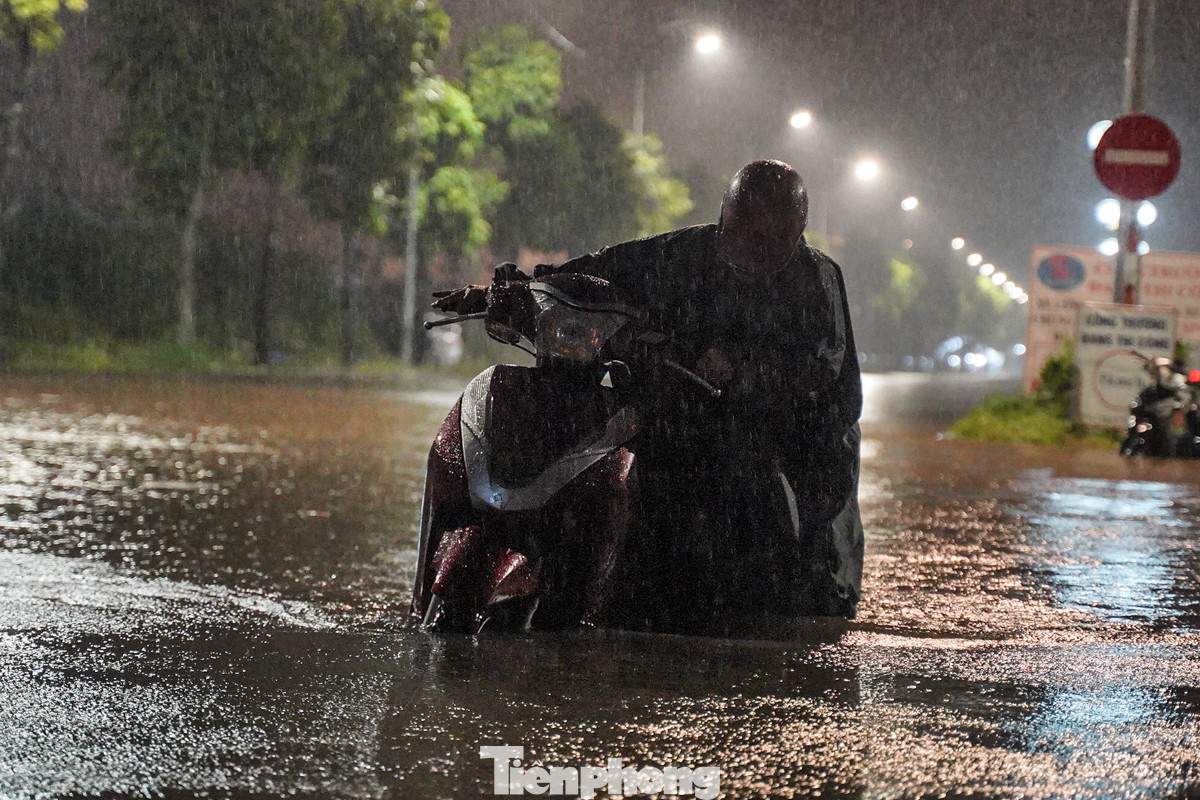 "Nước cao quá, phải hơn 50 cm. Mình nhìn cứ tưởng nước nông nên đi vào không ngờ lại sâu như vậy", anh Lê Khải Minh chia sẻ. "Nước cao quá, phải hơn 50 cm. Mình nhìn cứ tưởng nước nông nên đi vào không ngờ lại sâu như vậy", anh Lê Khải Minh chia sẻ.