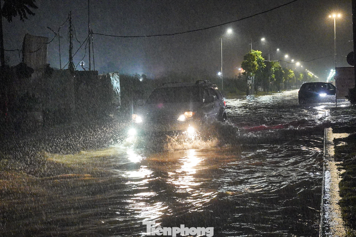 Mưa lớn kéo dài từ rạng sáng đến đêm 23/7 đã biến nhiều tuyến đường của Thủ đô Hà Nội thành sông, gây ùn tắc giao thông nghiêm trọng. Trên tuyến đường nối đê Ngọc Thụy - KĐT Thượng Thanh (đoạn qua khu đô thị Khai Sơn, quận Long Biên) nước ngập lênh láng, tràn lên cả vỉa hè và dải phân cách. Mưa lớn kéo dài từ rạng sáng đến đêm 23/7 đã biến nhiều tuyến đường của Thủ đô Hà Nội thành sông, gây ùn tắc giao thông nghiêm trọng. Trên tuyến đường nối đê Ngọc Thụy - KĐT Thượng Thanh (đoạn qua khu đô thị Khai Sơn, quận Long Biên) nước ngập lênh láng, tràn lên cả vỉa hè và dải phân cách.