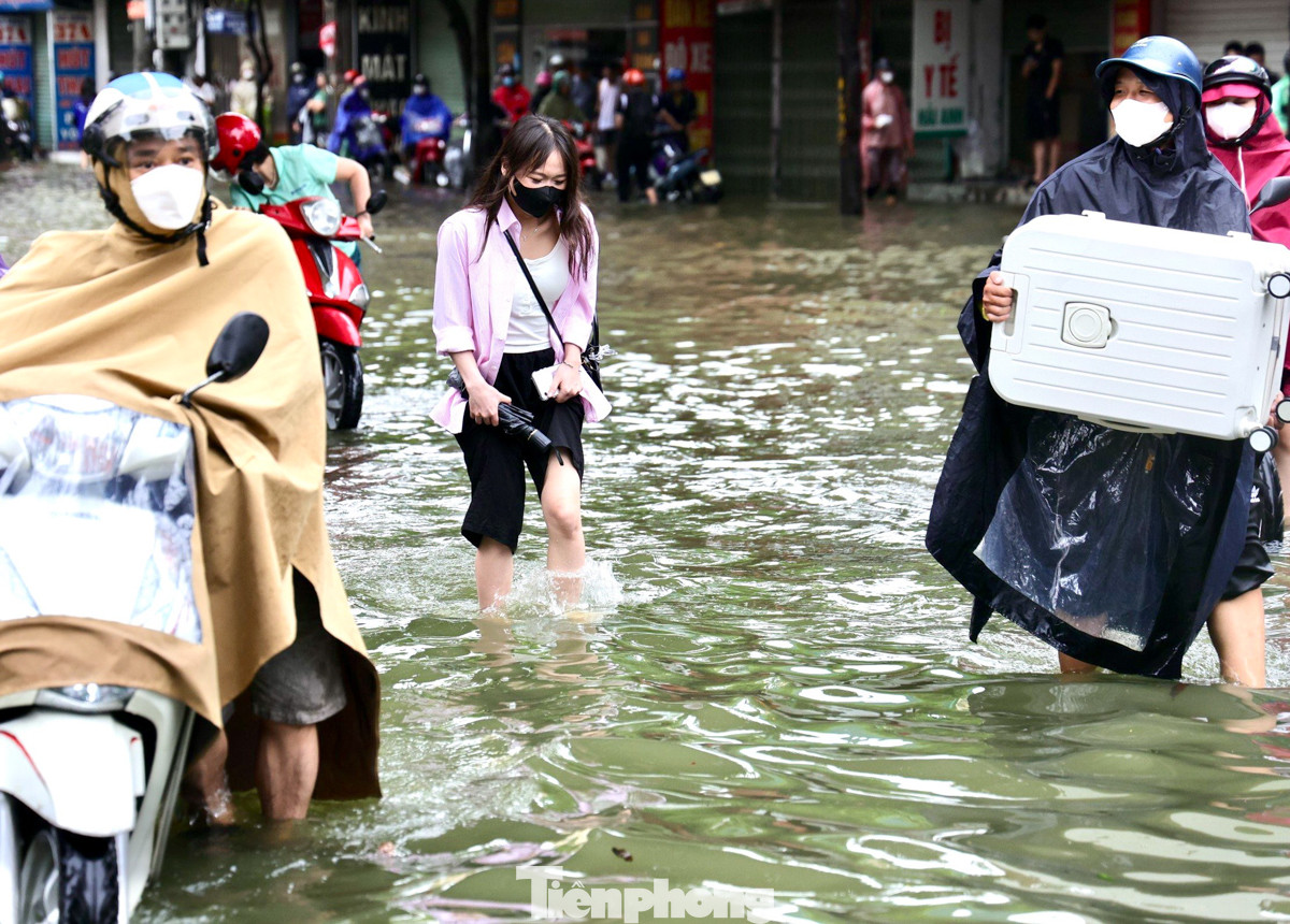 Tại đường Phùng Hưng (quận Hà Đông) lúc hơn 7 giờ sáng nước dâng cao sâu hơn 30 cm, gây khó khăn cho người dân di chuyển và đi làm. Tại đường Phùng Hưng (quận Hà Đông) lúc hơn 7 giờ sáng nước dâng cao sâu hơn 30 cm, gây khó khăn cho người dân di chuyển và đi làm.