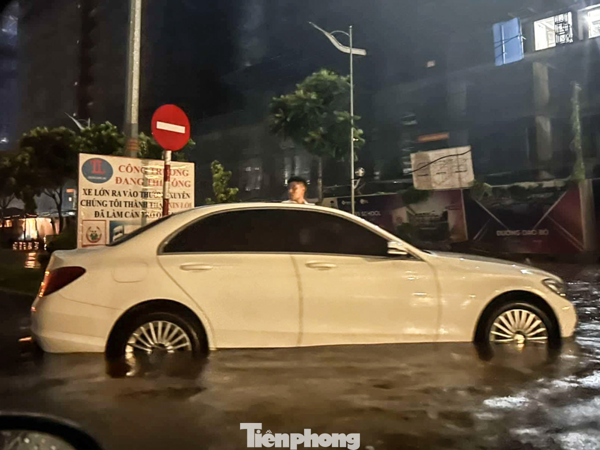 Nhiều phương tiện chết máy giữa đường. Nhiều phương tiện chết máy giữa đường.