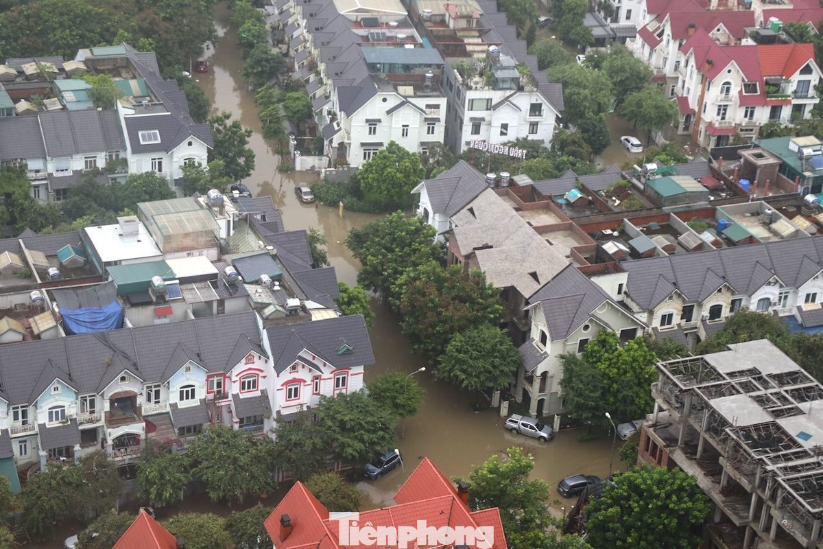 Do ảnh hưởng của áp thấp nhiệt đới hình thành từ bão số 2, Hà Nội đã phải hứng chịu mưa lớn trên diện rộng từ đêm 22/7 đến rạng sáng 24/7. Lượng mưa kéo dài khiến hệ thống thoát nước quá tải, gây ngập cục bộ tại nhiều tuyến đường trên địa bàn thành phố. Do ảnh hưởng của áp thấp nhiệt đới hình thành từ bão số 2, Hà Nội đã phải hứng chịu mưa lớn trên diện rộng từ đêm 22/7 đến rạng sáng 24/7. Lượng mưa kéo dài khiến hệ thống thoát nước quá tải, gây ngập cục bộ tại nhiều tuyến đường trên địa bàn thành phố.