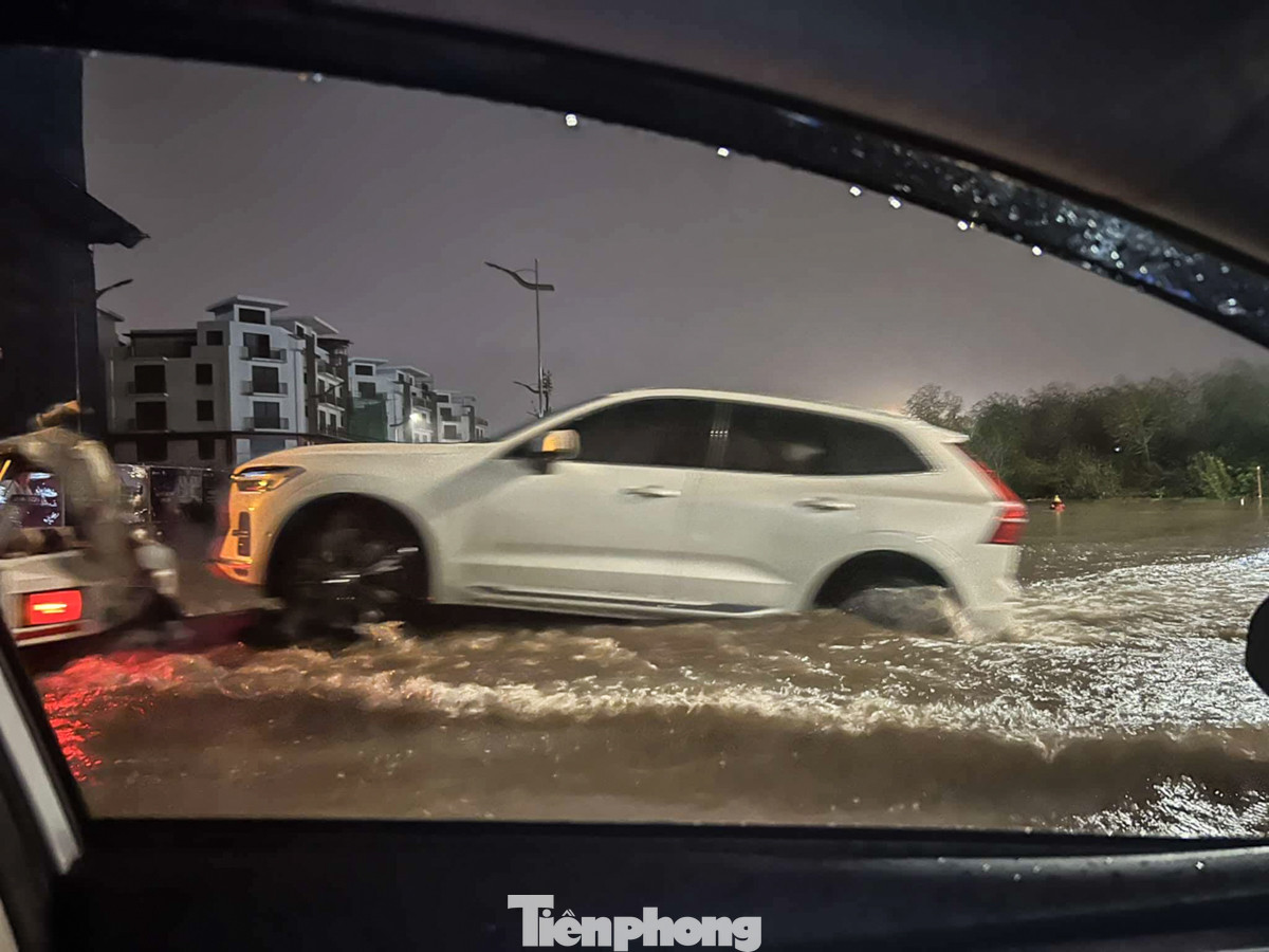 Trong đêm 23/7, hàng chục ô tô bị nước tràn vào khoang phải gọi cứu hộ. Trong đêm 23/7, hàng chục ô tô bị nước tràn vào khoang phải gọi cứu hộ.
