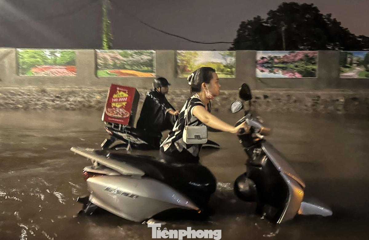 Nhiều người dân lần đầu qua tuyến đường này cũng phải xuống dắt xe đi giữa biển nước. Nhiều người dân lần đầu qua tuyến đường này cũng phải xuống dắt xe đi giữa biển nước.