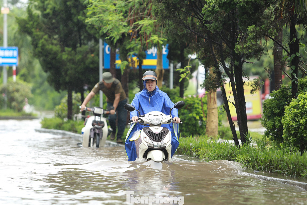 Một số chủ xe vẫn cố liều di chuyển qua chỗ ngập. Một số chủ xe vẫn cố liều di chuyển qua chỗ ngập.