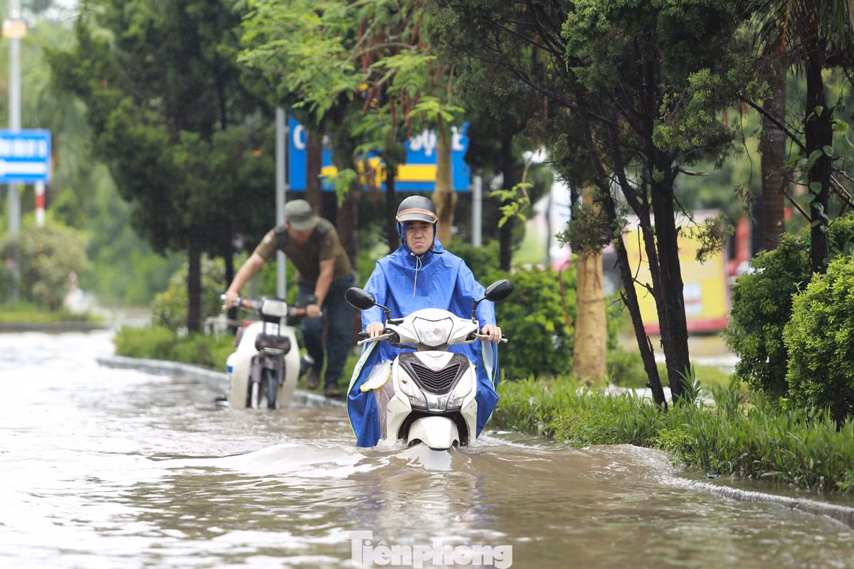 Một số chủ xe vẫn cố liều di chuyển qua chỗ ngập.