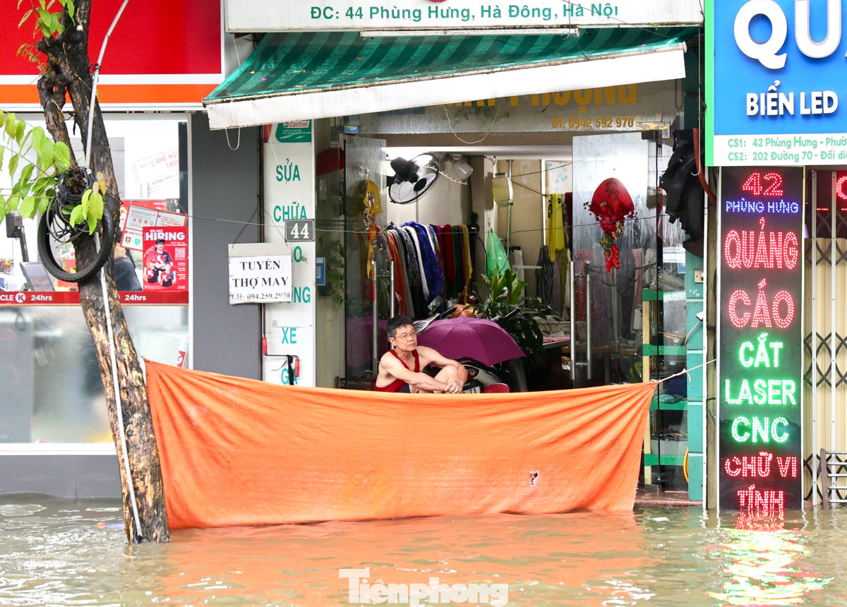 Mực nước dâng cao từ đêm khiến một số hộ dân phải dùng bạt để gia cố tạm thời, ngăn nước tràn vào nhà. Mực nước dâng cao từ đêm khiến một số hộ dân phải dùng bạt để gia cố tạm thời, ngăn nước tràn vào nhà.