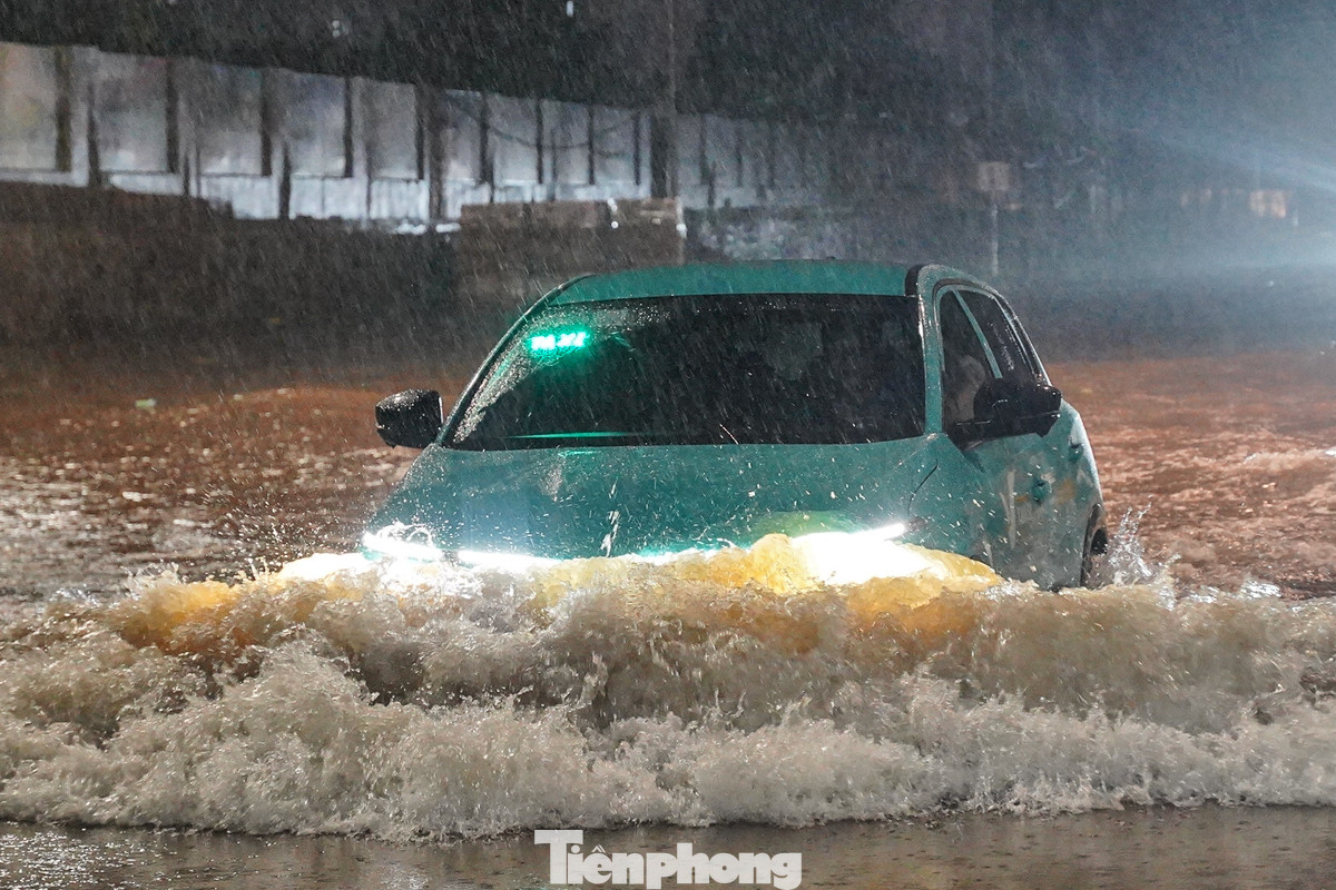 "Lần đầu tôi đi trên đường này, thấy đường rộng và vắng nên tôi đi vào nhưng không ngờ lại ngập sâu vậy. Ở lối vào cũng không có biển cảnh báo hay rào chắn gì cả", một tài xế xe công nghệ chia sẻ. "Lần đầu tôi đi trên đường này, thấy đường rộng và vắng nên tôi đi vào nhưng không ngờ lại ngập sâu vậy. Ở lối vào cũng không có biển cảnh báo hay rào chắn gì cả", một tài xế xe công nghệ chia sẻ.