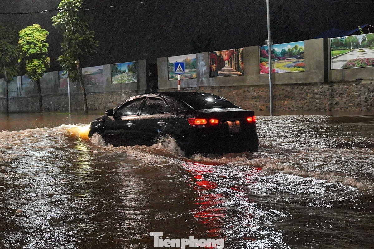 Nhiều phương tiện chết máy giữa đường. Nhiều phương tiện chết máy giữa đường.