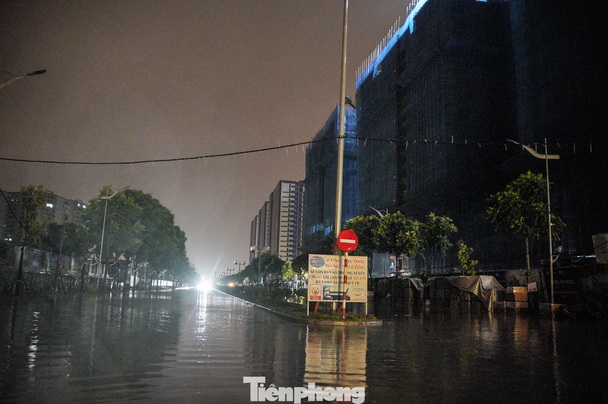 Nhiều đoạn trên đường Khai Sơn chưa được lắp đèn chiếu sáng và hệ thống thoát nước, nhiều tài xế không xác định được độ cao của nước nên đã đi vào và bị chết máy. Nhiều đoạn trên đường Khai Sơn chưa được lắp đèn chiếu sáng và hệ thống thoát nước, nhiều tài xế không xác định được độ cao của nước nên đã đi vào và bị chết máy.