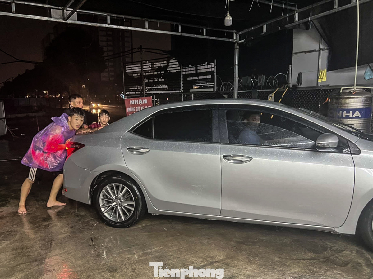 Chủ xe vất vả thuê người đẩy xe về gara để sửa sớm. "Xe ngâm nước lâu thì thiệt hại sẽ nhiều hơn", chủ xe tên H. ở phường Ngọc Thụy, quận Long Biên cho hay. Chủ xe vất vả thuê người đẩy xe về gara để sửa sớm. "Xe ngâm nước lâu thì thiệt hại sẽ nhiều hơn", chủ xe tên H. ở phường Ngọc Thụy, quận Long Biên cho hay.