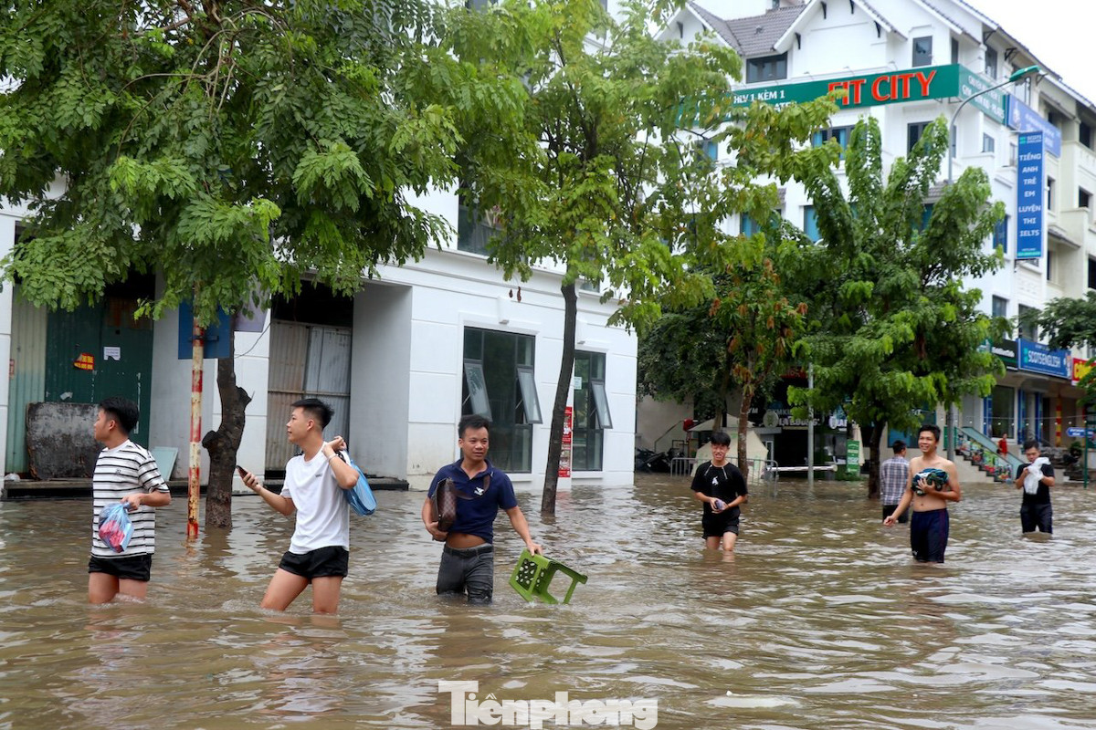 Sau cơn mưa lớn kéo dài vào ngày 23/7, nhiều khu đô thị cao cấp ở gần nút giao Thiên Đường Bảo Sơn - Lê Trọng Tấn với Đại lộ Thăng Long, như KĐT Geleximco, KĐT Nam An Khánh, đã bị ngập sâu trong biển nước, xe chết máy la liệt. Sau cơn mưa lớn kéo dài vào ngày 23/7, nhiều khu đô thị cao cấp ở gần nút giao Thiên Đường Bảo Sơn - Lê Trọng Tấn với Đại lộ Thăng Long, như KĐT Geleximco, KĐT Nam An Khánh, đã bị ngập sâu trong biển nước, xe chết máy la liệt.