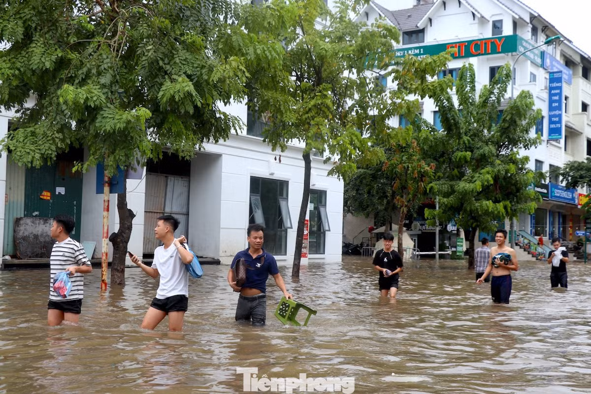 Sau cơn mưa lớn kéo dài vào ngày 23/7, nhiều khu đô thị cao cấp ở gần nút giao Thiên Đường Bảo Sơn - Lê Trọng Tấn với Đại lộ Thăng Long, như KĐT Geleximco, KĐT Nam An Khánh, đã bị ngập sâu trong biển nước, xe chết máy la liệt.