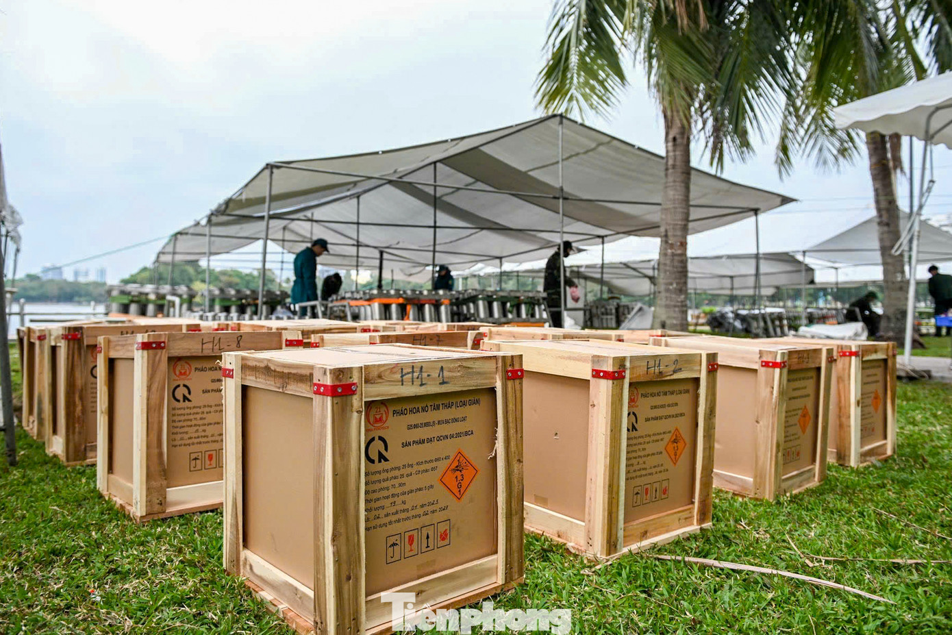 Các giàn pháo hoa tầm thấp được di chuyển đến vị trí bắn, chờ nẹp chặt cố định tại khu vực ven hồ Bảy Mẫu.