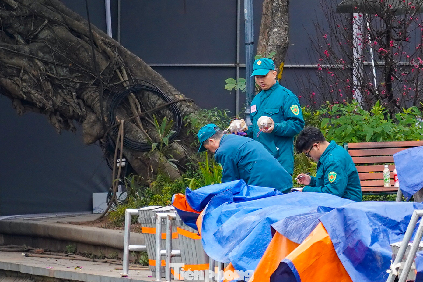 Khu vực hồ Hoàn Kiếm có hai trận địa pháo hoa tại trước trụ sở Tòa soạn Báo Hà Nội mới và trước Bưu điện Hà Nội.