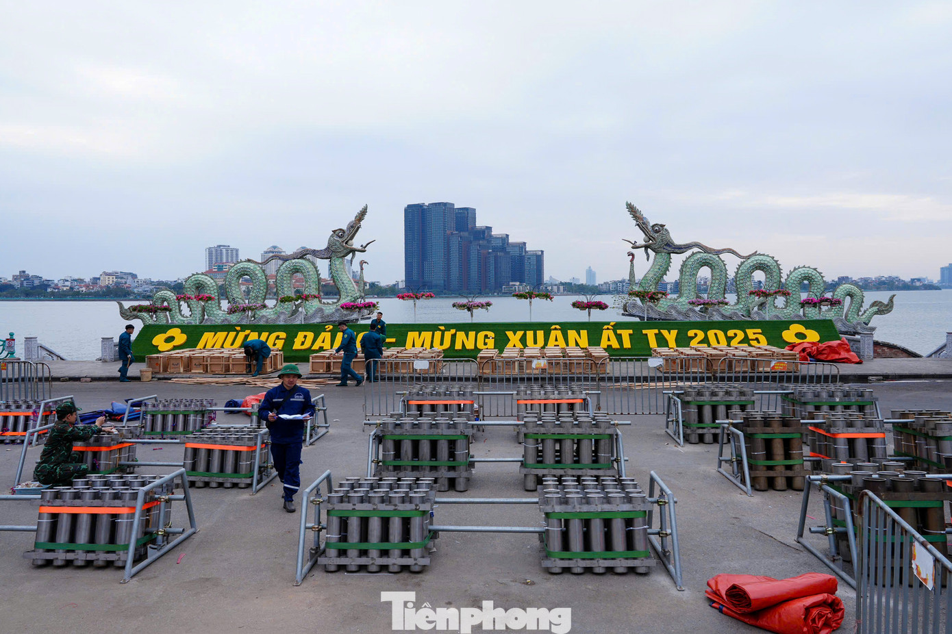 Địa điểm bắn pháo hoa khu vực quận Tây Hồ mừng năm mới Xuân Ất Tỵ năm 2025 đã được dựng lên tại vườn hoa Lạc Long Quân.