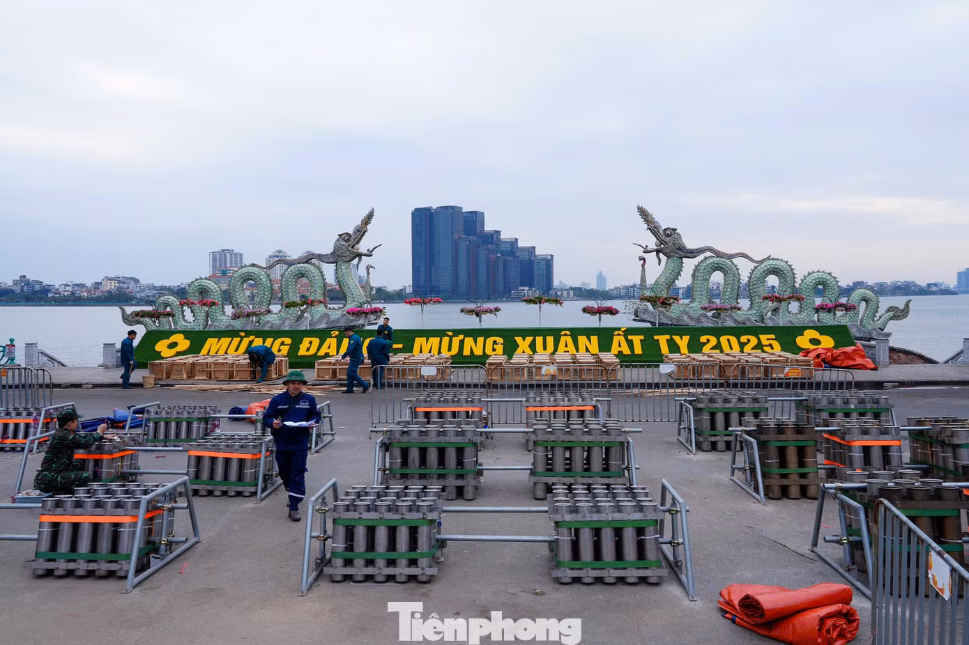 Địa điểm bắn pháo hoa khu vực quận Tây Hồ mừng năm mới Xuân Ất Tỵ năm 2025 đã được dựng lên tại vườn hoa Lạc Long Quân.