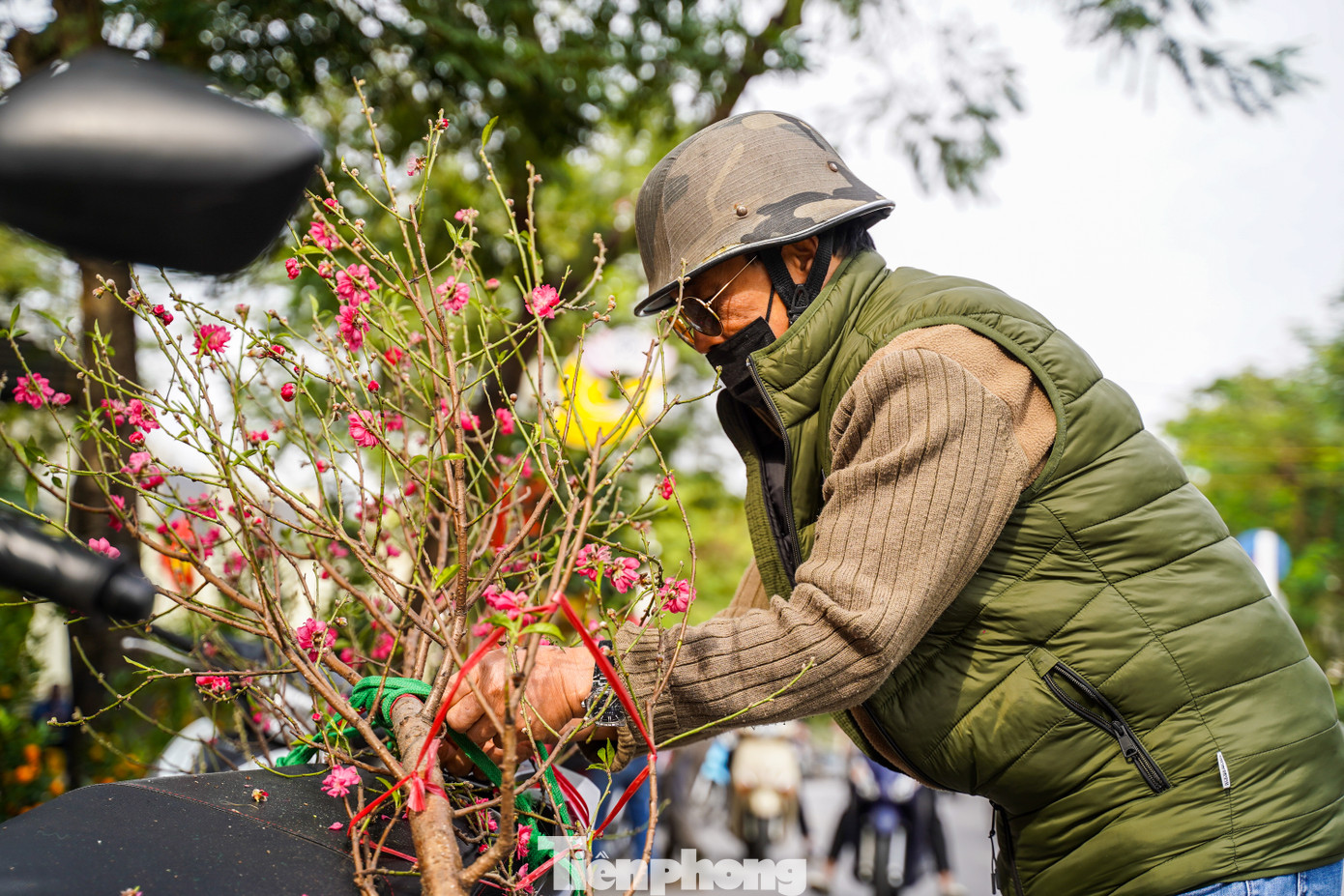 Nhiều người phấn khởi mua được cành đào giá rẻ.