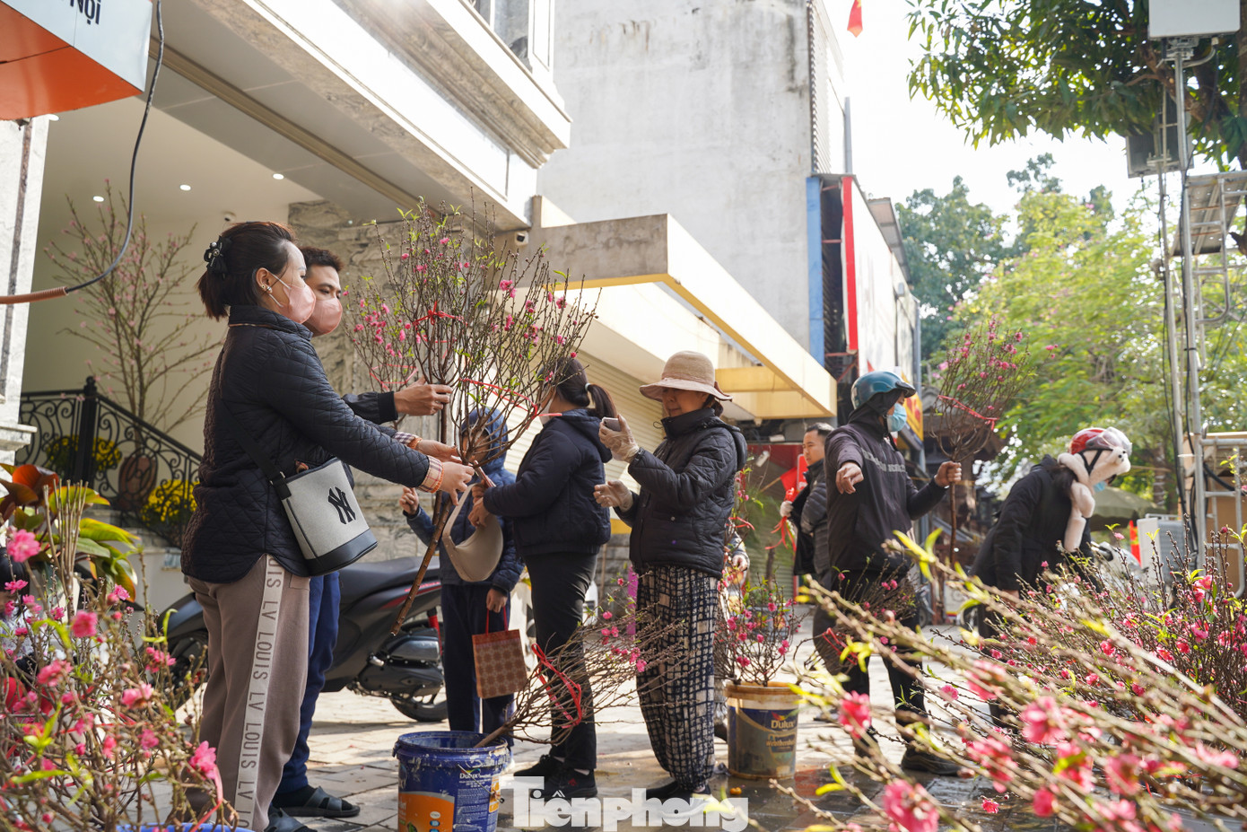 Chỉ còn vài tiếng nữa là đến giao thừa, các tiểu thương bắt đầu giảm giá từ 50-70% so với giá trung bình bán hằng ngày.