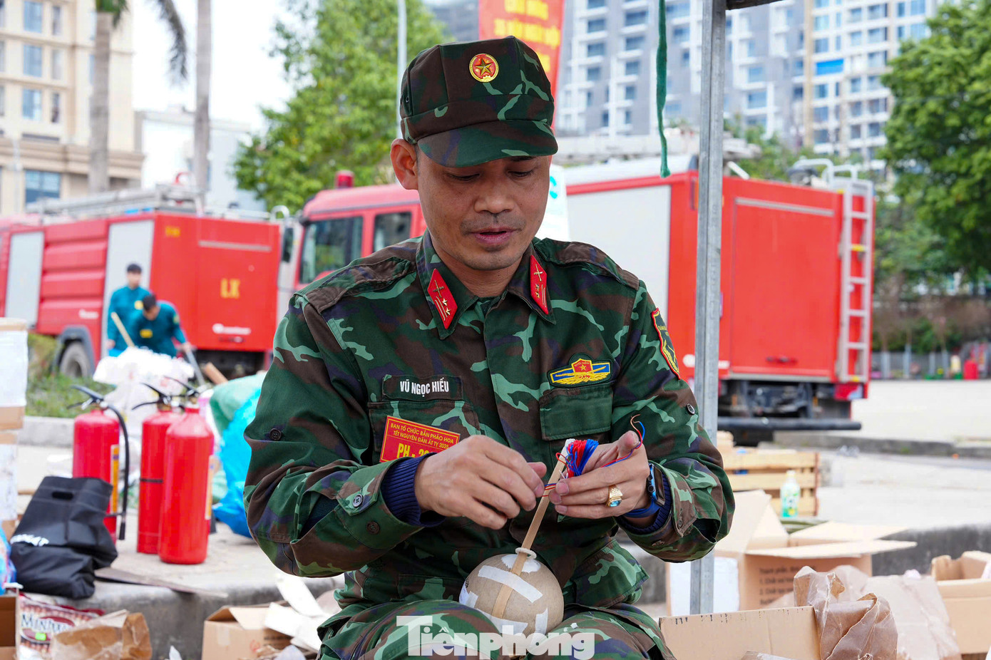 Các chiến sĩ đang thao tác tỉ mỉ từng quả pháo hoa cho khoảnh khắc giao thừa đêm nay.