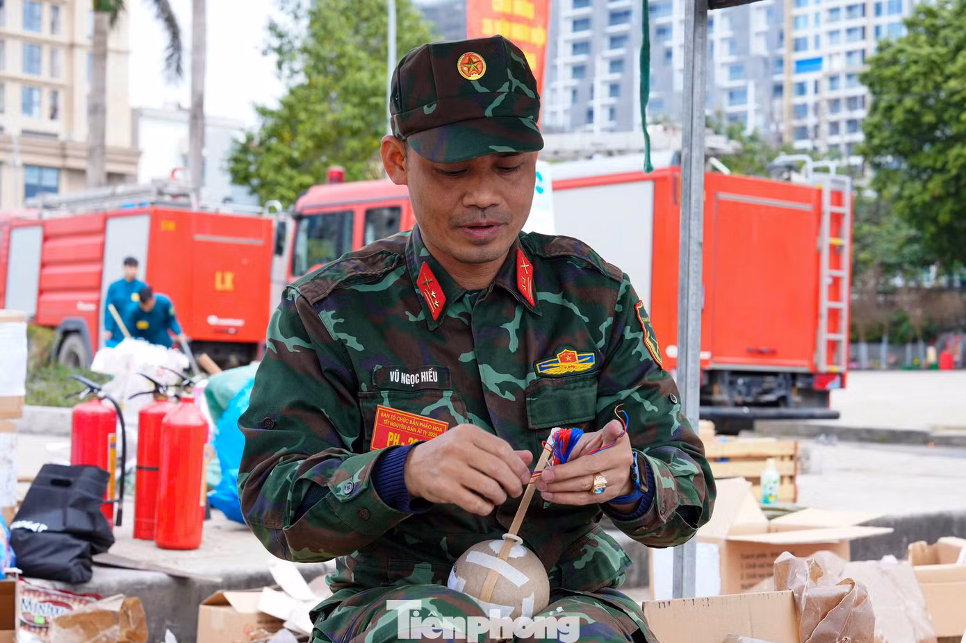 Các chiến sĩ đang thao tác tỉ mỉ từng quả pháo hoa cho khoảnh khắc giao thừa đêm nay.
