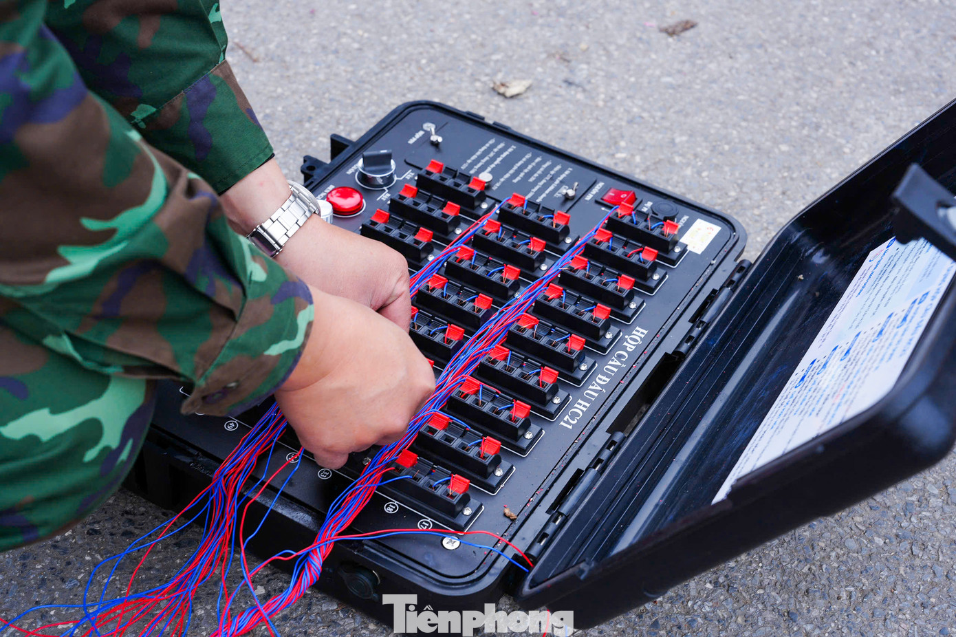 Các chiến sĩ bộ đội tiến hành lắp đặt ống phóng pháo hoa tại một điểm bắn tại vườn hoa Lạc Long Quân bên bờ hồ Tây.