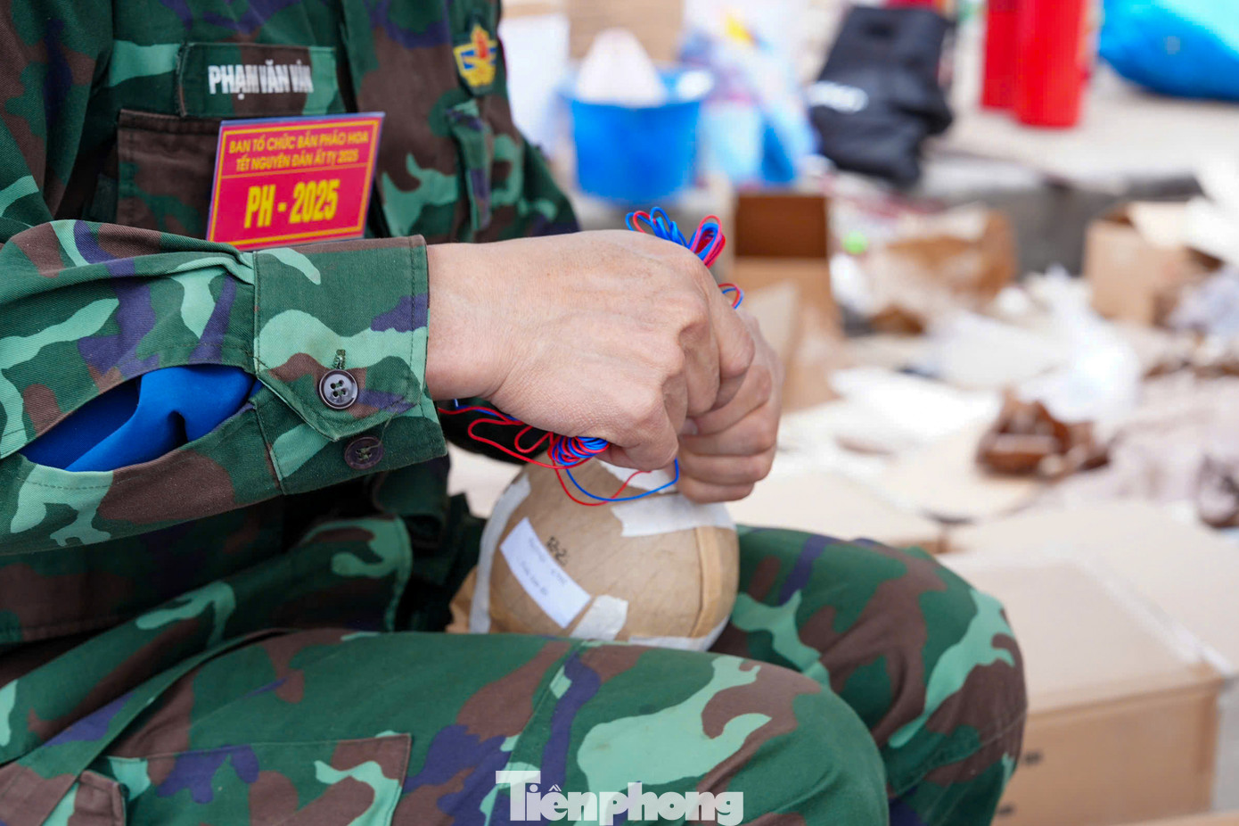 Các chiến sĩ đang thao tác tỉ mỉ từng quả pháo hoa cho khoảnh khắc giao thừa đêm nay.