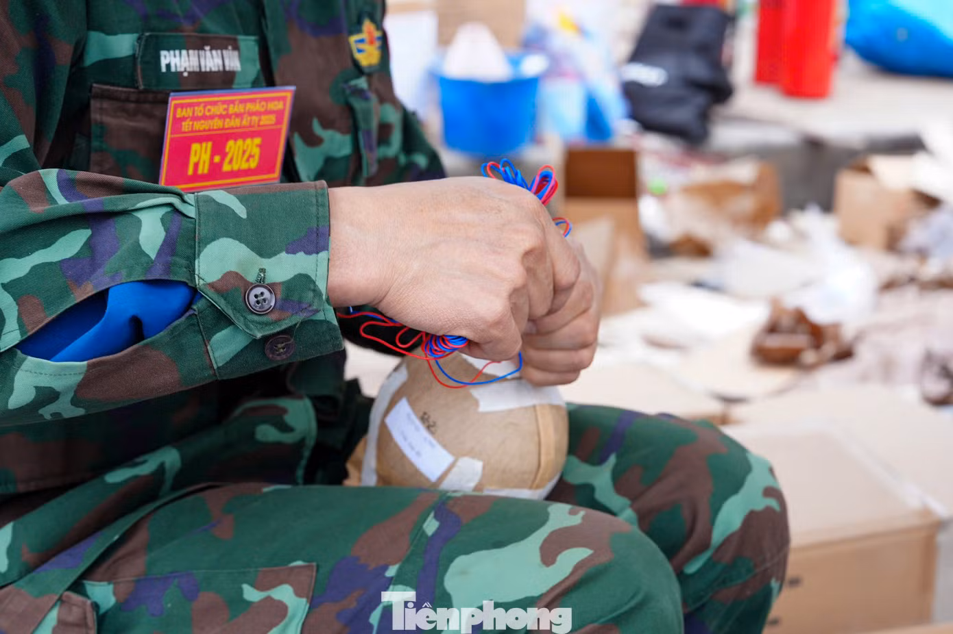 Các chiến sĩ đang thao tác tỉ mỉ từng quả pháo hoa cho khoảnh khắc giao thừa đêm nay.