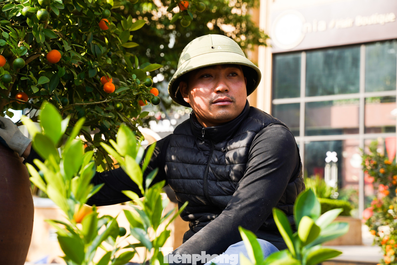 Anh Đinh Văn Thành (tiểu thương bán quất) cho biết, dù đã là chiều 29 Tết, anh vẫn còn 30 chậu quất chưa bán được. "Năm nay thị trường khó khăn, dù đã giảm giá khá sâu nhưng vẫn rất khó bán. Chỉ mong hết hàng để về ăn Tết với gia đình".