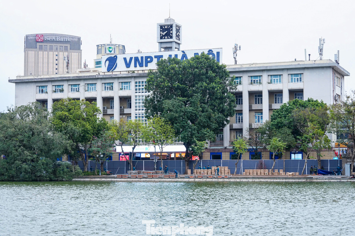 Đêm giao thừa chào Xuân Ất Tỵ 2025, Hà Nội sẽ tổ chức 30 điểm bắn pháo hoa, gồm 31 trận địa. Trong đó, có 10 trận địa bắn pháo hoa tầm cao kết hợp với pháo hoa tầm thấp, cùng với 21 trận địa bắn pháo hoa tầm thấp.