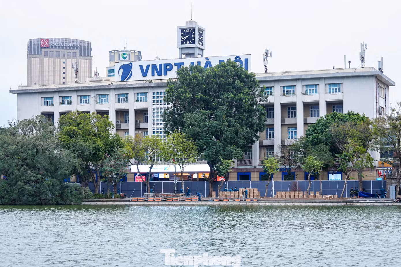 Đêm giao thừa chào Xuân Ất Tỵ 2025, Hà Nội sẽ tổ chức 30 điểm bắn pháo hoa, gồm 31 trận địa. Trong đó, có 10 trận địa bắn pháo hoa tầm cao kết hợp với pháo hoa tầm thấp, cùng với 21 trận địa bắn pháo hoa tầm thấp.