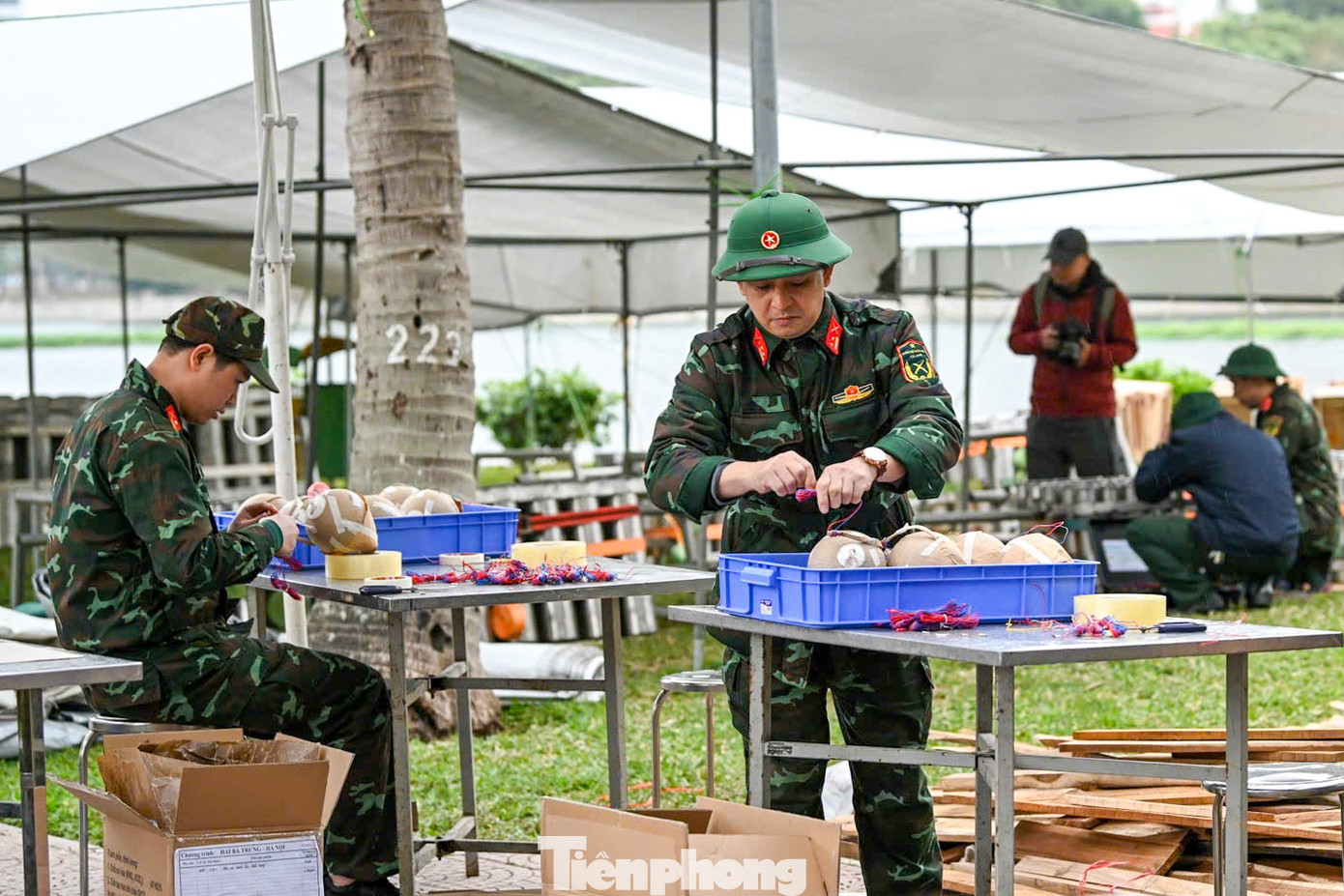 Tại khu vực công viên Thống Nhất (quận Hai Bà Trưng), lực lượng quân đội đã lắp đặt xong các giàn pháo hoa tầm cao, sẵn sàng đưa pháo vào ống phóng.