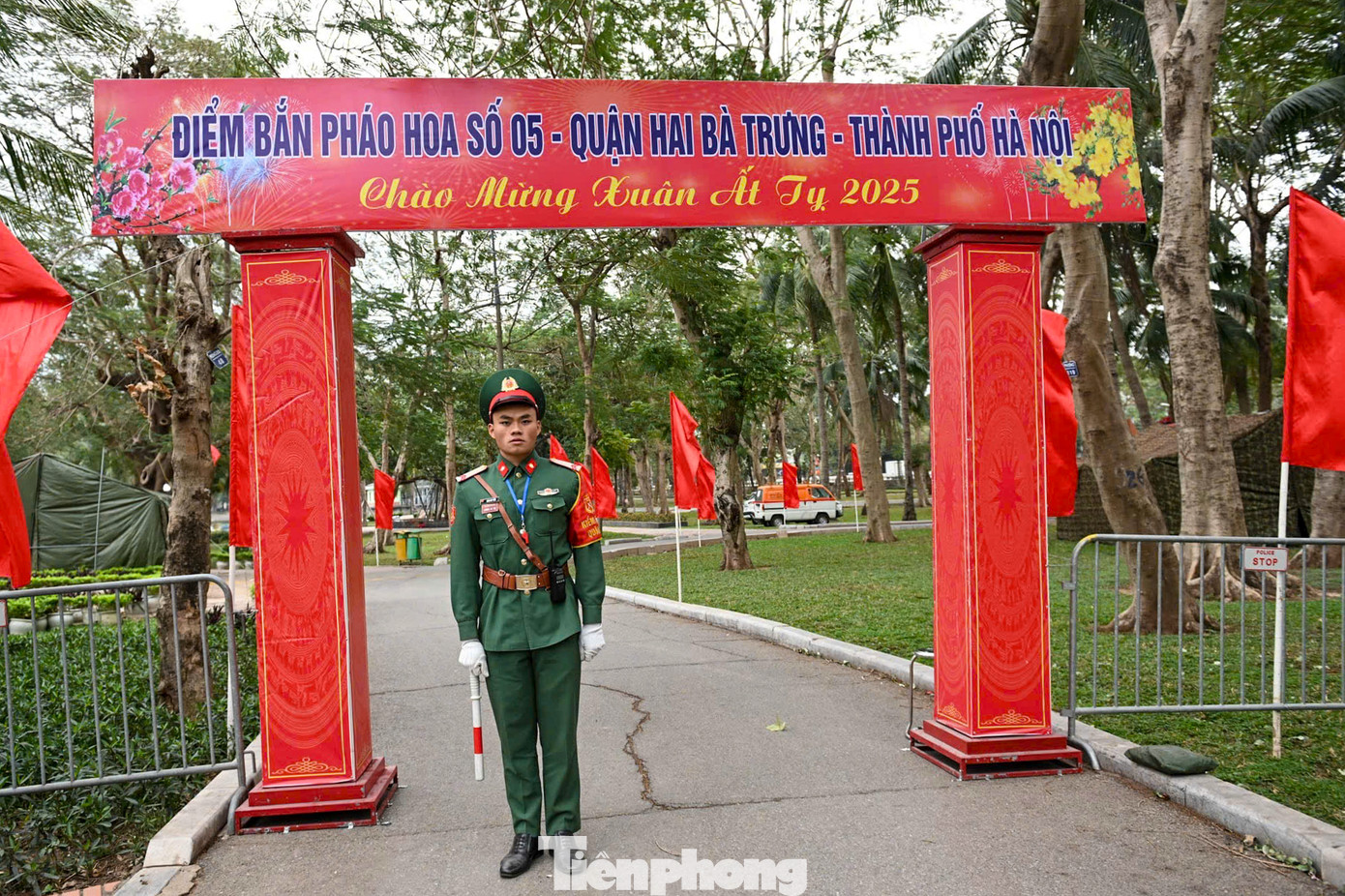 Địa điểm bắn đều được dựng cổng chào mừng, cờ hoa và có bố trí lực lượng bảo vệ nghiêm ngặt.