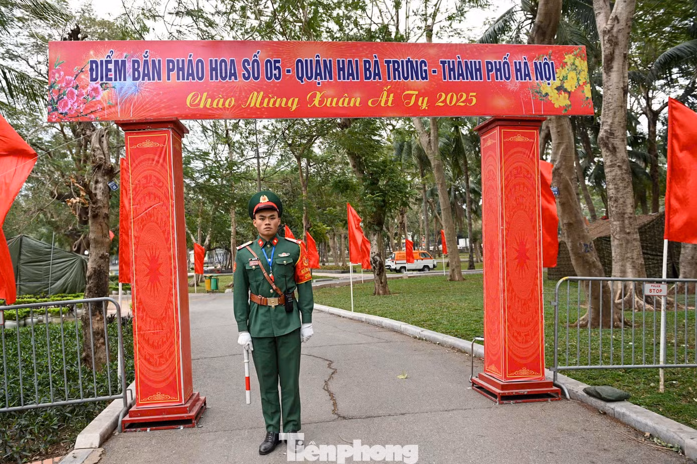 Địa điểm bắn đều được dựng cổng chào mừng, cờ hoa và có bố trí lực lượng bảo vệ nghiêm ngặt.