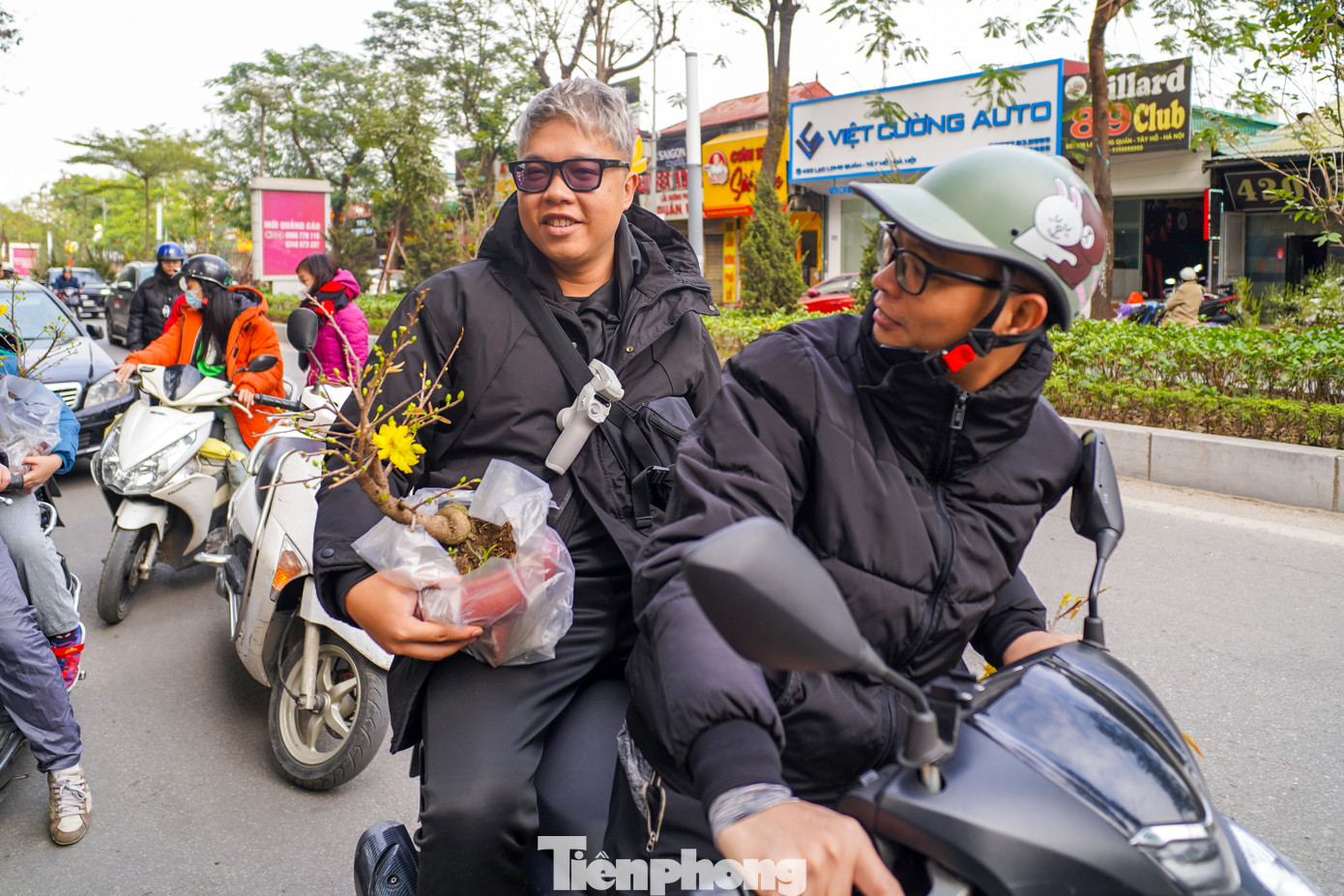 Anh Nguyễn Thế Ngọc (quận Long Biên) cho biết: "Chiều cuối năm mình đi dạo thấy mai đồng giá 200 nghìn khá rẻ nên mua về chơi Tết".